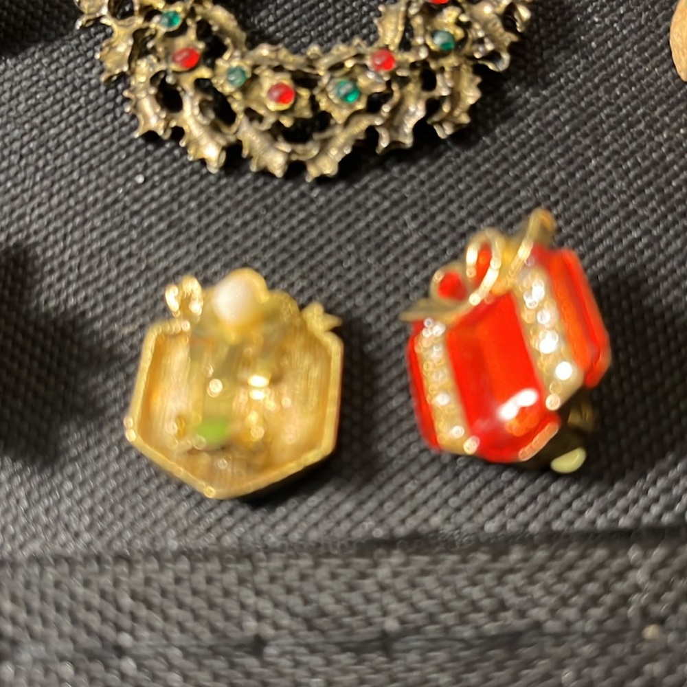 Vintage Christmas assortment-3pr clip on earrings; 1 Santa pin;1 wreath pin - Picture 4 of 8